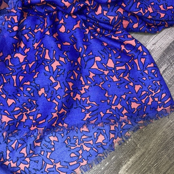 Old Navy Floral Print Scarf - Picture 4 of 8